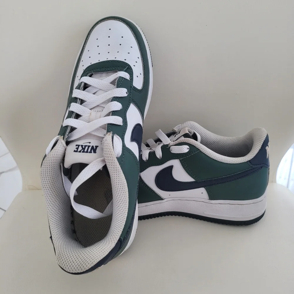 Nike Air Force 1 Low Grade School Lifestyle Shoes (Vintage Green/White/Obsidian)